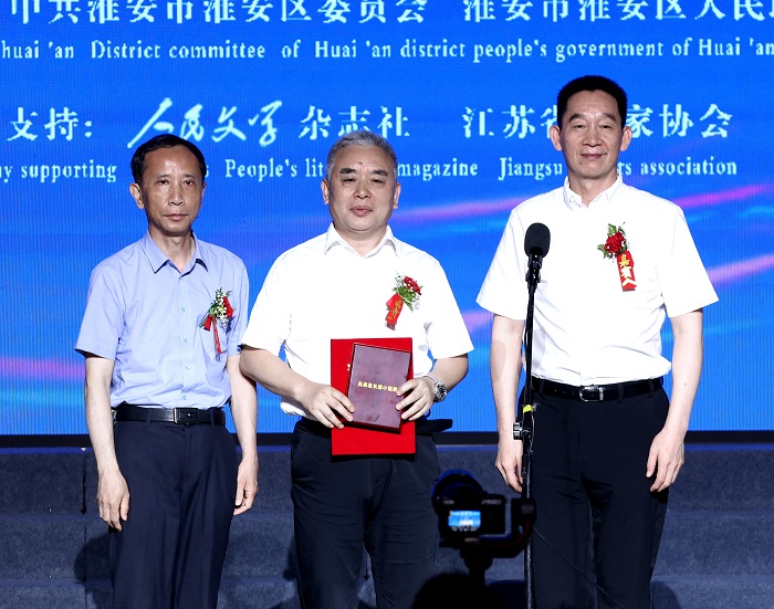 中国作家协会党组成员、书记处书记、《人民文学》杂志社主编施战军，淮安市人大常委会副主任范更生为王跃文颁奖