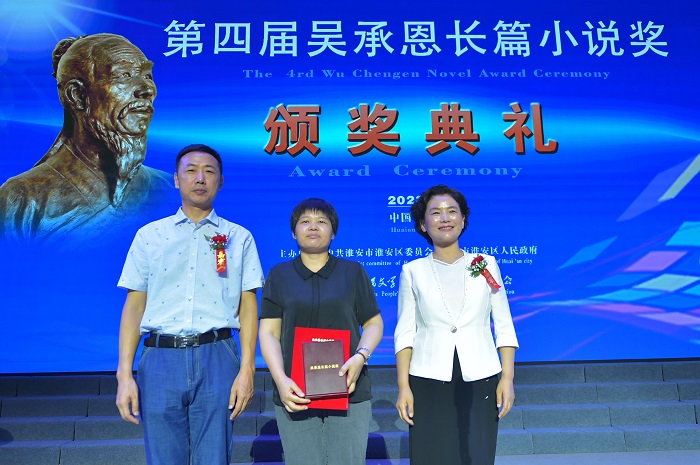 《人民文学》杂志社事业发展部主任康有胜，中共淮安市淮安区委常委、宣传部部长祁素娟为季玉颁奖
