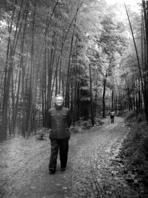 1961年夏，巴金在杭州。