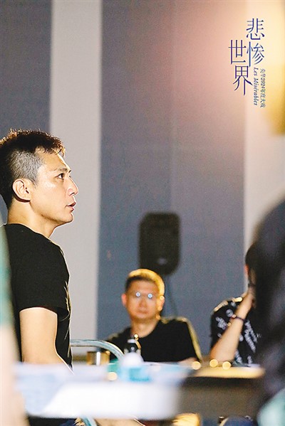 　演员刘烨在剧场彩排。