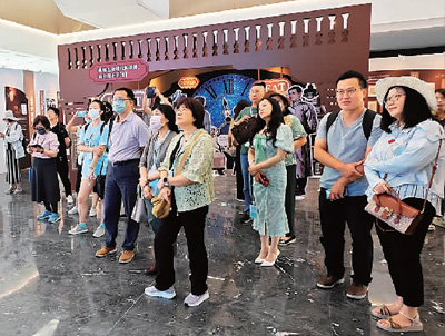 两岸作家参观浙江文学馆