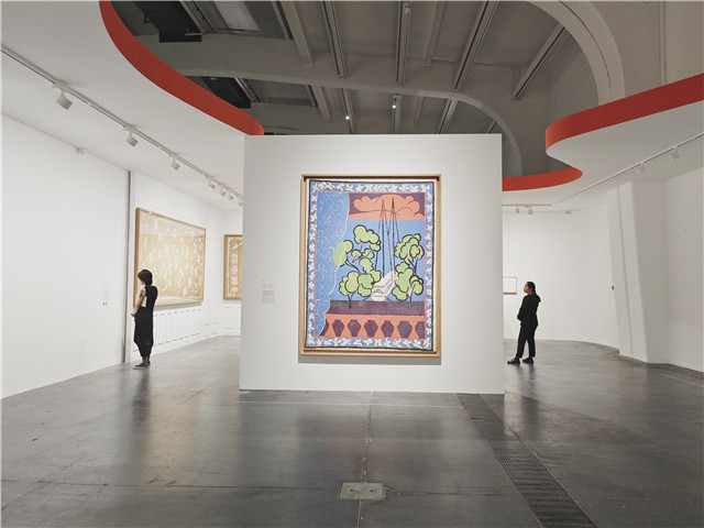 马蒂斯《塔希提岛之窗或塔希提岛II》。1936年，马蒂斯受著名收藏家之邀设计挂毯，毕加索、米罗等都曾参与挂毯设计项目。这幅精心绘制的画作其实是为编织挂毯所准备的草图，灵感来自于艺术家在塔希提岛旅行时，从酒店房间的窗口眺望雷拉马的景色。此次展出的这幅画作选用颜色饱和的不透明水彩作为颜料，做大面积平涂，最终呈现的效果体现了马蒂斯的创作与装饰艺术的深入对话。