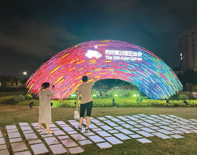 基于亚运色彩规划理念创作的亚运景观装置  　　受访者供图