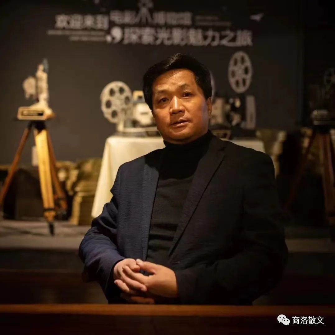 杨贤博，71年生于陕西商州牧护关。中共党员，中国电力作协会员、陕西省作协会员，入选陕西省文化厅文学艺术创作百名人才计划，鲁院作家班学员,商洛散文学会常务副会长。作品见省内外报刊，出版散文小说集《古道诗情》、散文随笔集《向上流动》、散文集《出关》《大地上的故乡》。