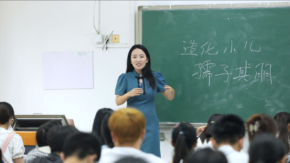 何楚涵在河北大学教室中授课。(受访者供图)