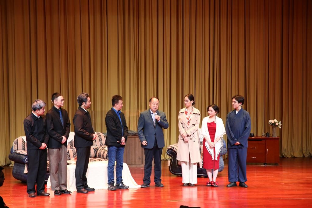 莫言观看江苏师范大学“雷雨”剧社学生表演的话剧《鳄鱼》并与表演团队合影