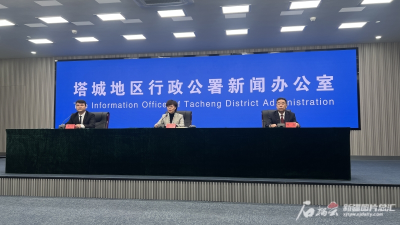 10月20日，塔城地区行政公署新闻办公室召开“丝绸之路”塔城文学馆项目建设情况发布会。石榴云/新疆日报记者 热依达摄