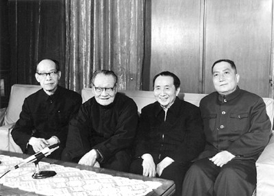 1987年，吕骥（右2）与文艺家钟敬文（左2）、贾芝（左1）、罗扬在一起。作者供图