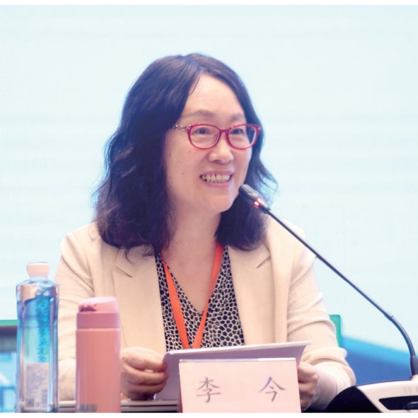 李今 中国人民大学文学院教授，主要从事中国现当代文学、汉译文学研究。著有《个人主义与五四新文学》《海派小说与现代都市文化》《三四十年代苏俄汉译文学论》《二十世纪中国翻译文学史（第3卷）》《意义的生成一一现代中国文学作品细读集》《鲁滨孙变形记：汉译文学改写现象研究》等；译有利里安·弗斯特《浪漫主义》、R.L.布鲁特《论幻想与想象》；主编《汉译文学序集》（18卷）；主持国家社科基金重大项目“现代汉译文学编年考录（期刊编，1896—1949）”并主编其数据库。
