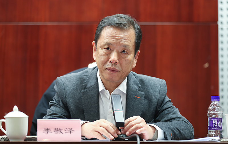 中国作协党组成员、副主席李敬泽主持座谈会
