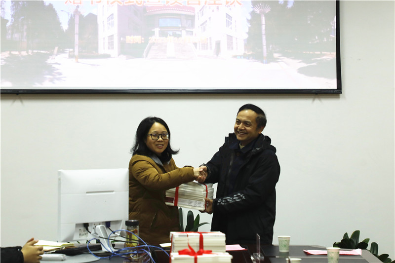 《民族文学》向西藏农牧学院赠书