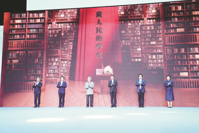 在湖南益阳举行的以“做人民的学生”为主题的中国作协“作家活动周”暨中国作家“益阳文学周”开幕式现场。