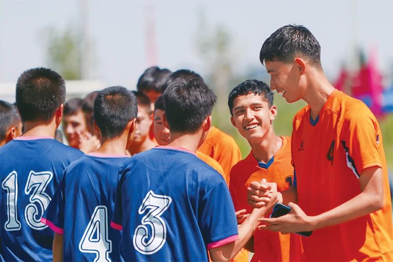 2023年8月30日，2023年黔新“石榴籽”杯青少年足球友谊赛在新疆喀什落下帷幕。友谊赛为期两天，有来自贵州省黔西南布依族苗族自治州及新疆维吾尔自治区喀什地区、克孜勒苏柯尔克孜自治州的10支球队200余名青少年参赛。活动期间，各族青少年球员在球场上切磋球技、在交流中建立友谊。图为8月29日，黔西南U15男队（左）和喀什U15男队（右）参赛选手比赛结束后互相击掌致意。 新华社记者 郝昭/摄
