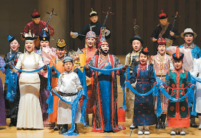 阿拉坦其其格和她的学员在北京中山公园音乐堂表演。 　　苏冠明摄