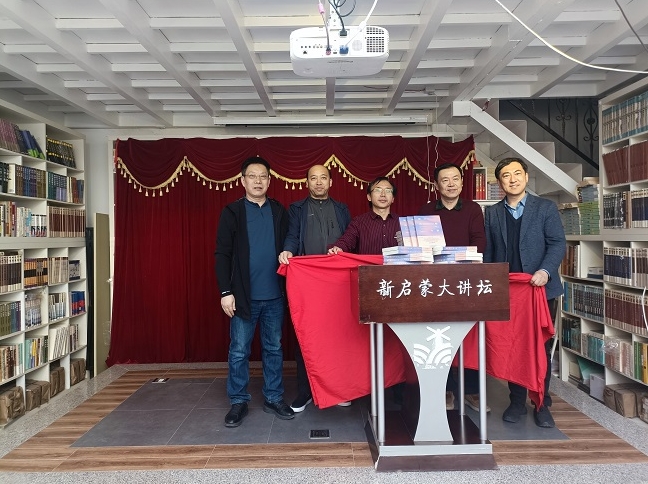 丁丁、谭五昌、陆健、黄建华、朱钢为新书《青年诗歌年鉴2022年卷》揭幕。