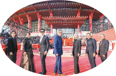 　“天坛奖”国际评奖委员会成员亮相开幕式红毯。