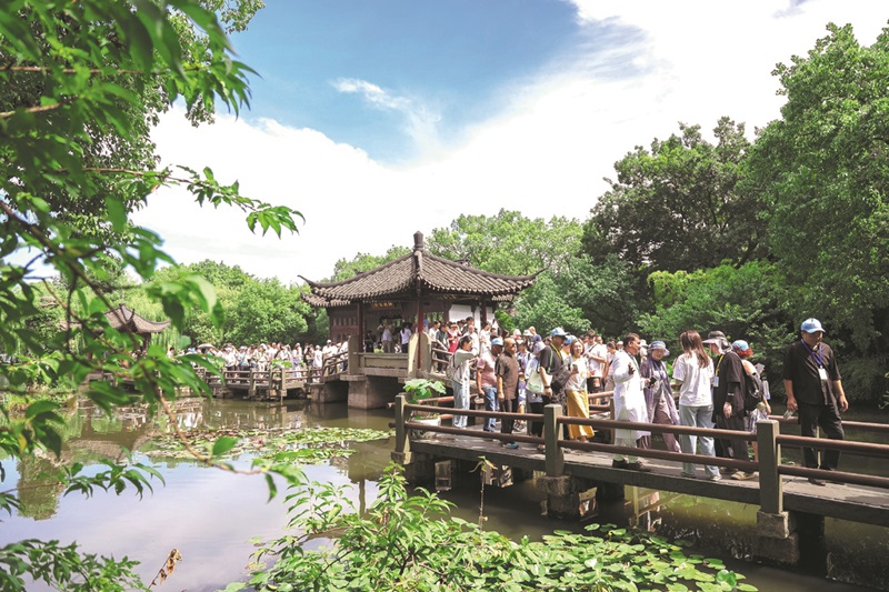 7月19日，杭州西子湖畔。来自金砖十国的72位诗人齐聚于此，乘船游览小瀛洲，拜谒了白苏二公祠，与中国古代先贤隔空对话，感受他们流传千载的人文精神