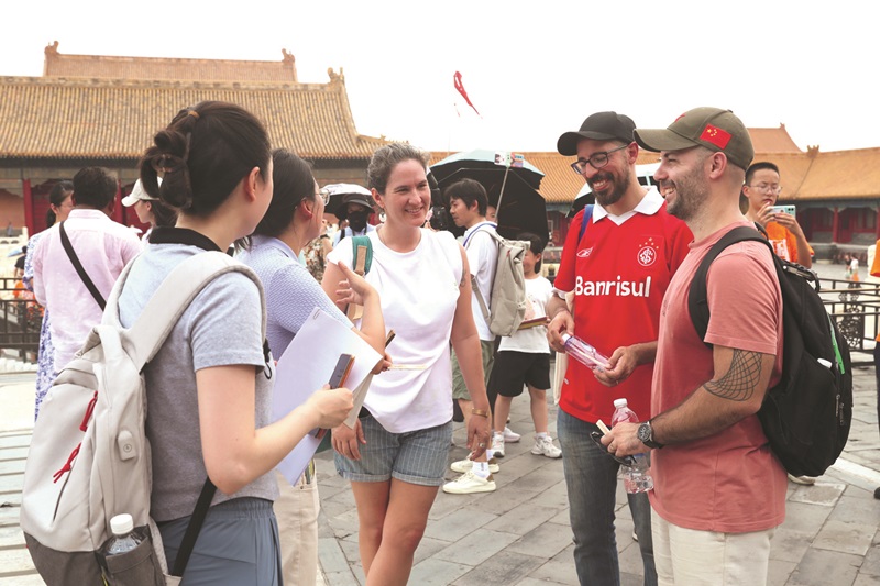 7月24日，北京故宫博物院。诗人们漫步在金瓦红墙间，思接千载，逸兴遄飞，亲身感受其恢宏与磅礴，加深了对中华优秀传统文化的认识和了解