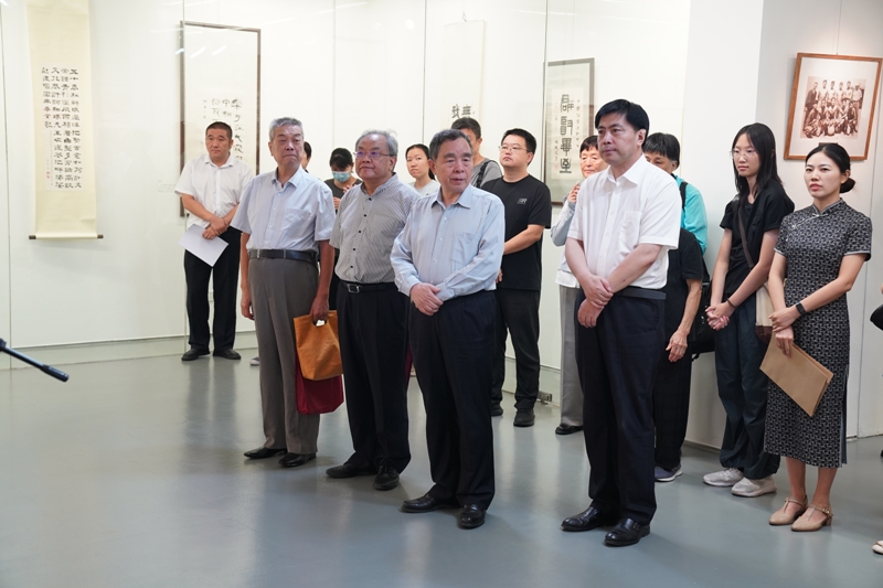 8月27日上午，由中国现代文学馆与成都诗婢家美术馆联合主办的“浩然正气——马识途书法展”在北京中国现代文学馆举行开展仪式。