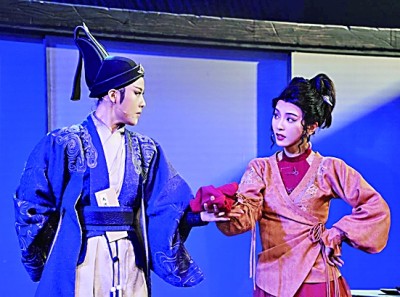 越剧演员陈丽君（左）和李云霄在越剧《新龙门客栈》演出中。新华社发