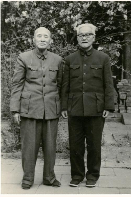 1981年4月13日，巴金（右）和叶圣陶在北京叶家合影。
