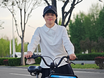 何荣：锋利，但绝不单薄