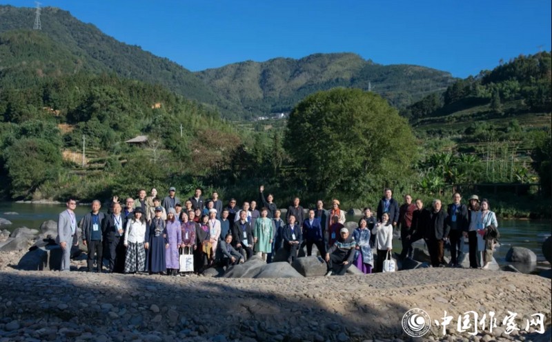 诗人们在霍童溪畔云气诗滩合影留念