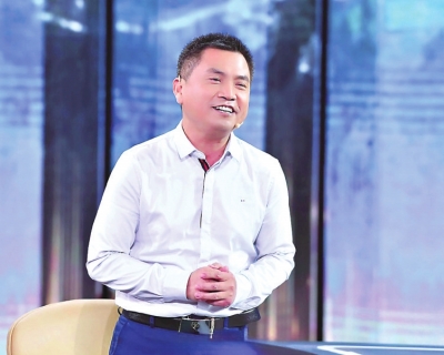 彭学明：中国作家协会原创联部主任，中国作家协会散文创作委员会副主任，全国第九、十届人大代表。主要代表作：长篇纪实散文《娘》、长篇小说《爹》、散文集《我的湘西》《祖先歌舞》、报告文学《人间正是艳阳天》等，先后获中宣部“五个一工程”奖、中国政府出版奖、中国年度好书奖、中国图书奖、全国少数民族文学骏马奖、《人民文学》奖、郭沫若文学艺术奖等，多篇作品被收录进大、中学语文教材、中高考试题，并译成英、法、俄、日、阿拉伯、匈牙利、哈萨克、意大利等文字在十多个国家出版。