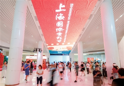 第二十七届上海国际电影节期间，上海影城里人来人往。  　　主办方供图