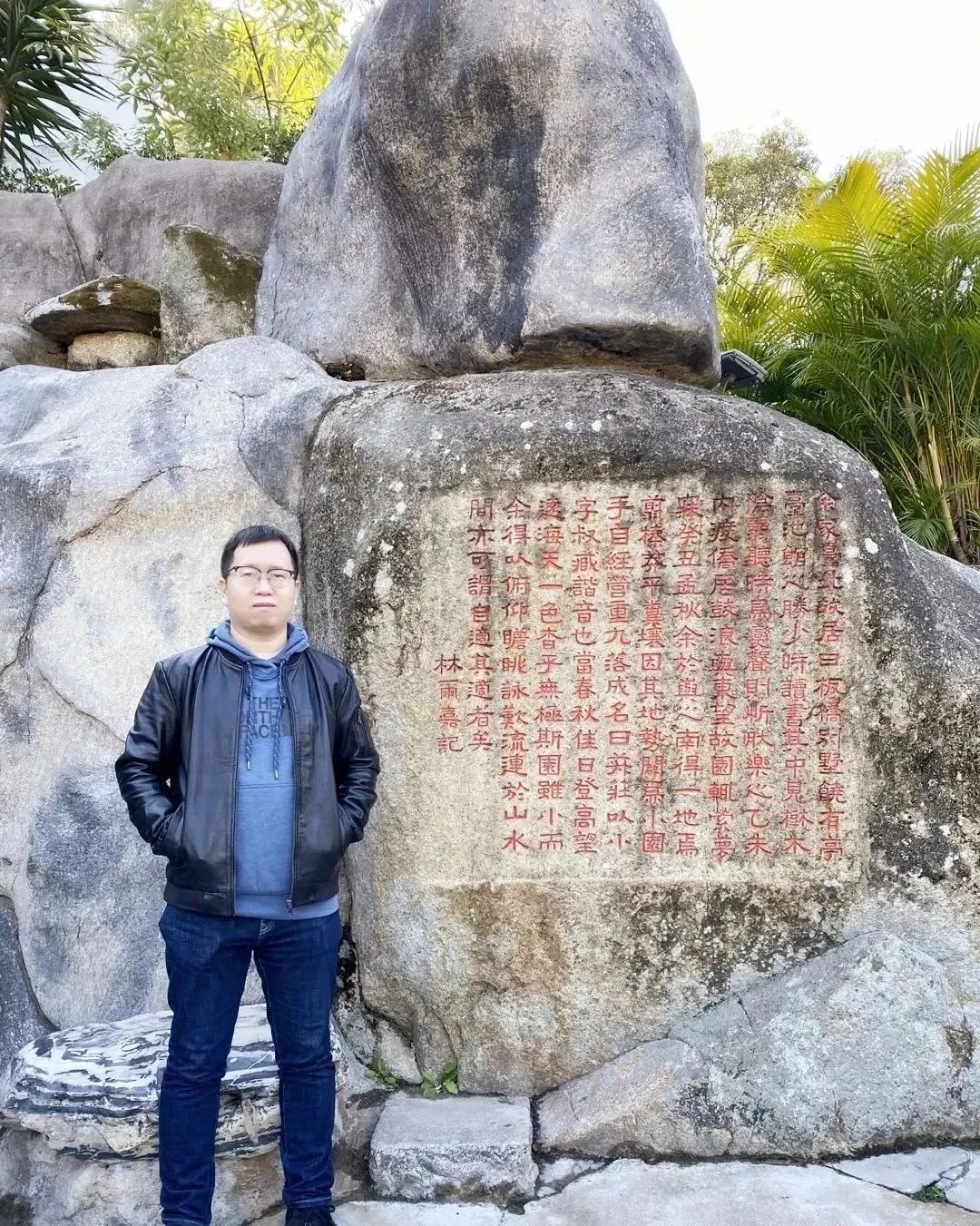 张象，中国作协会员，山西文学院签约作家。小说见于《十月》《上海文学》《青年文学》等刊物，出版作品有《外省青年》等三部。