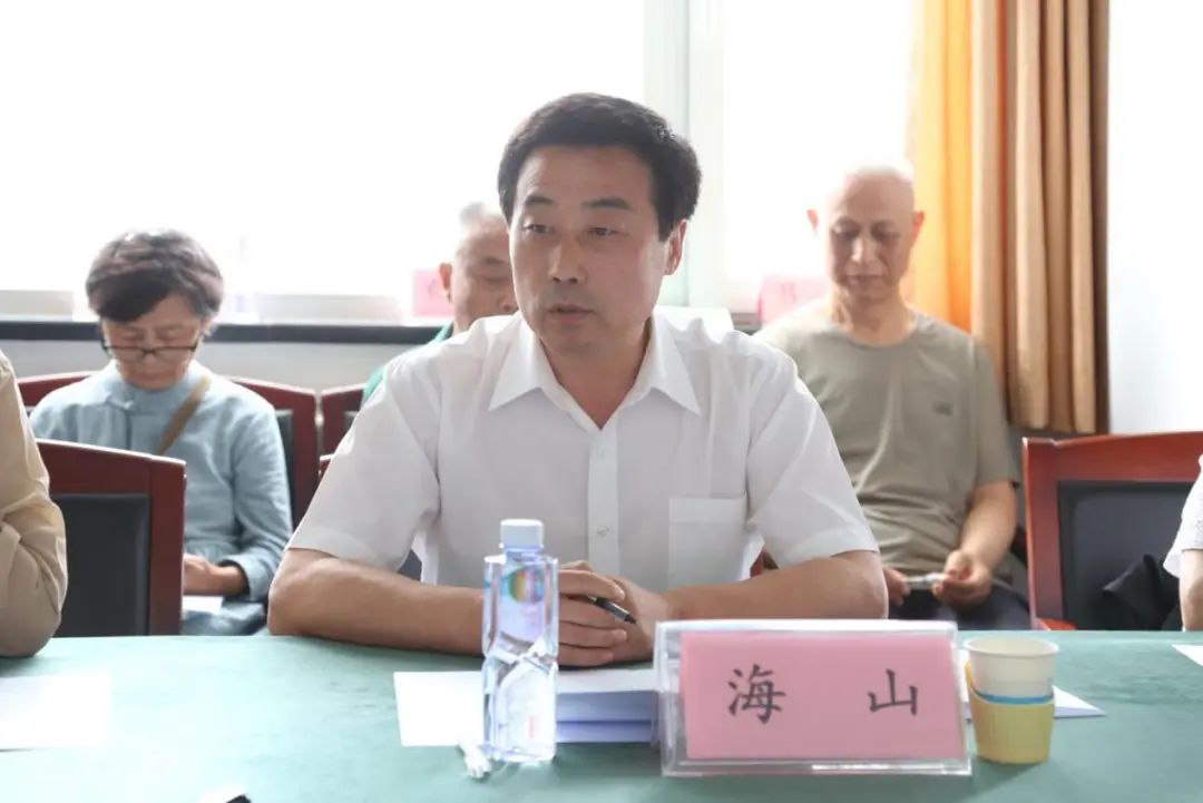 内蒙古文联党组成员、副主席海山致辞