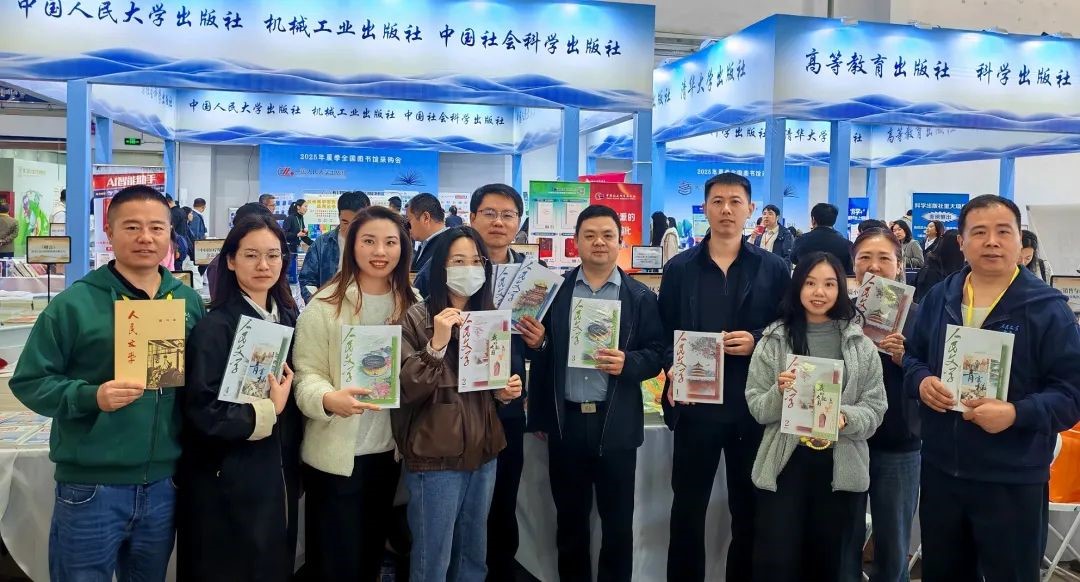 5月15日，《人民文学》首次参加在吉林长春举办的全国图书馆采购会，与期刊同行交流发行经验，接待读者来现场阅读、打卡