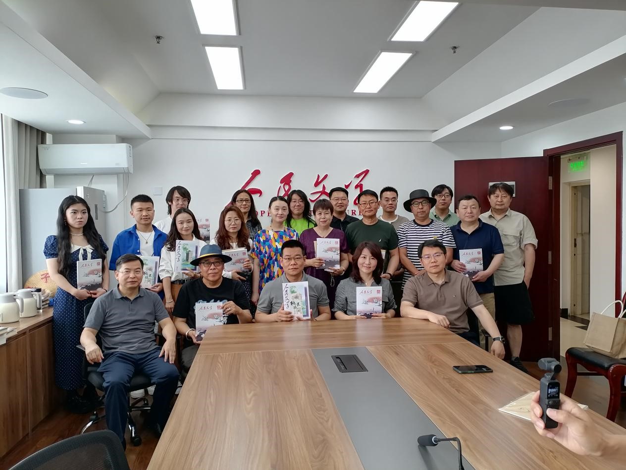 6月30日，内蒙古《草原》杂志社携“草原十二骑手”作家代表走进《人民文学》交流办刊经验