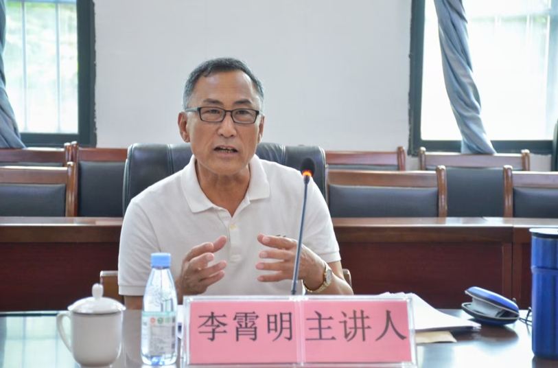 李霄明在崇左改稿会现场（陈敏 摄）