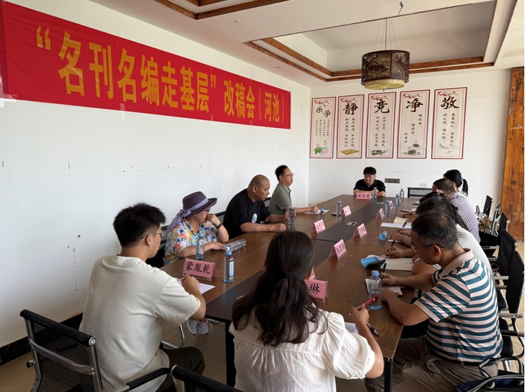 王十月在“名刊名编走基层”河池改稿会现场。（潘剑 摄 )