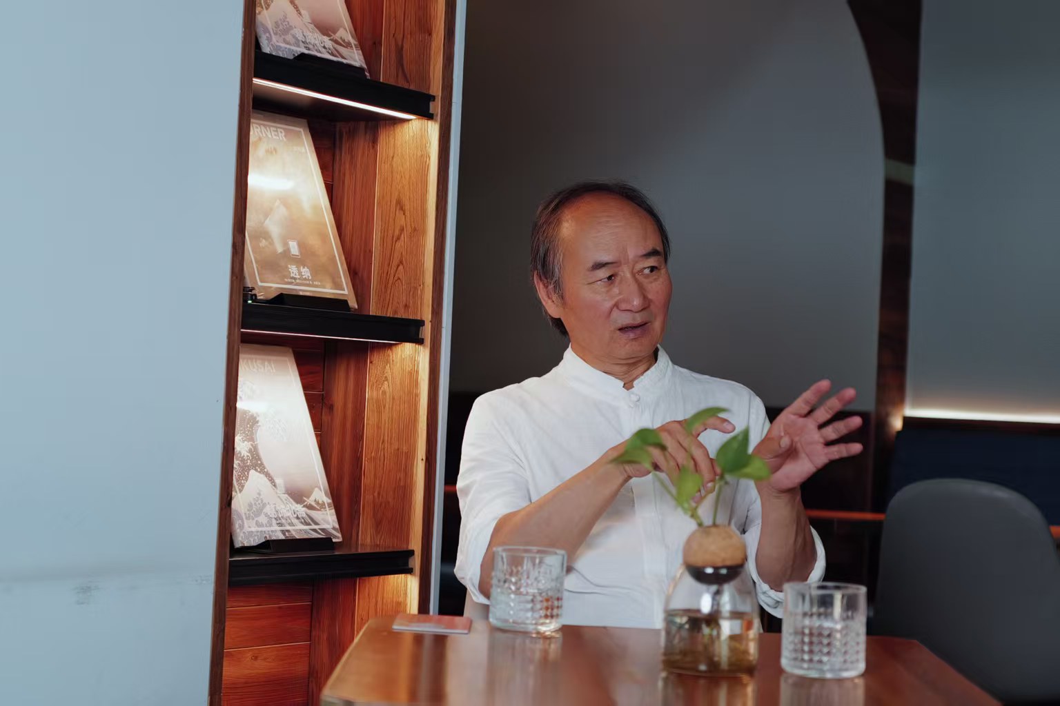 刘亮程在上海朵云书院戏剧店接受澎湃新闻·文学花边独家专访。摄影：周泽洋