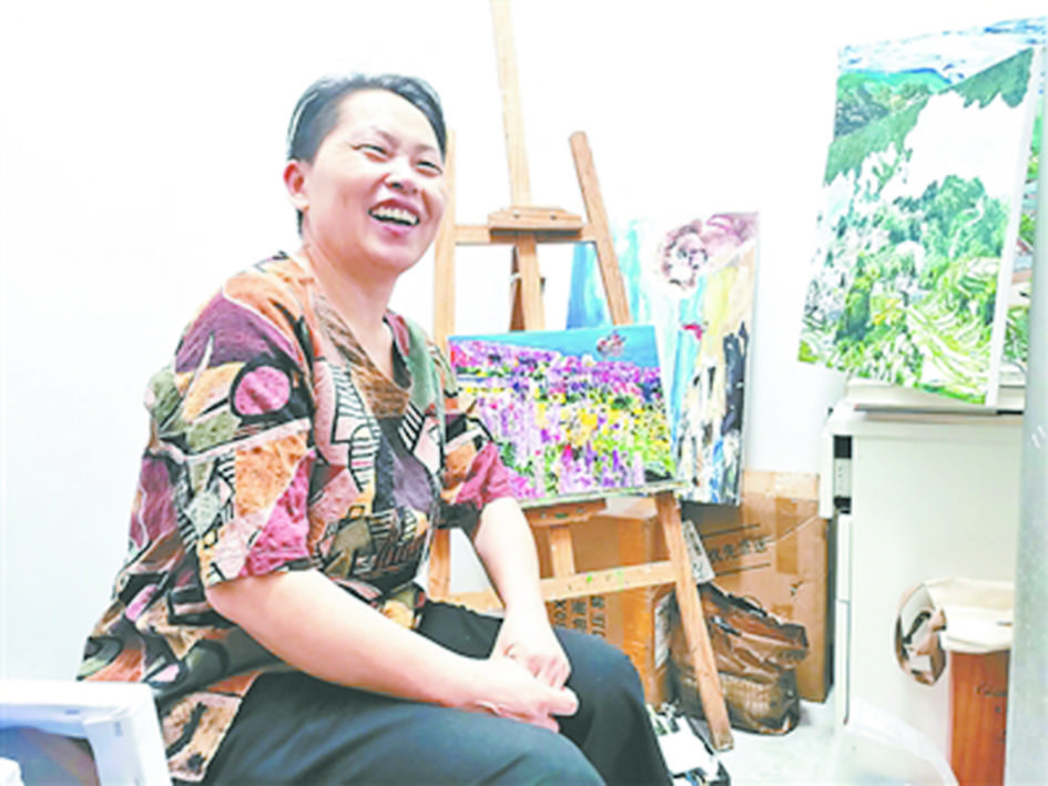 王柳云（左图）出版首部长篇《风吹起了月光》。（受访者供图）