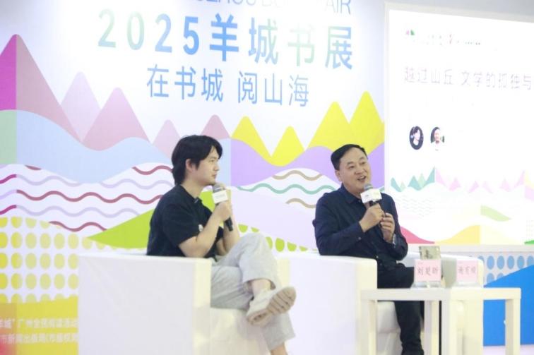 刘楚昕（左）与谢有顺教授对谈。