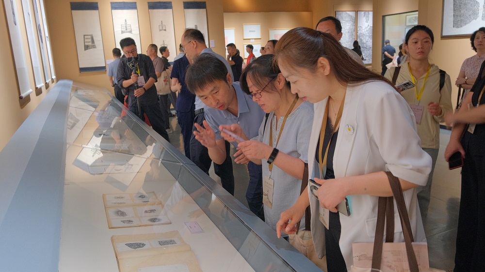 观众参观河南历代金石碑帖文献展   洛阳市图书馆供图