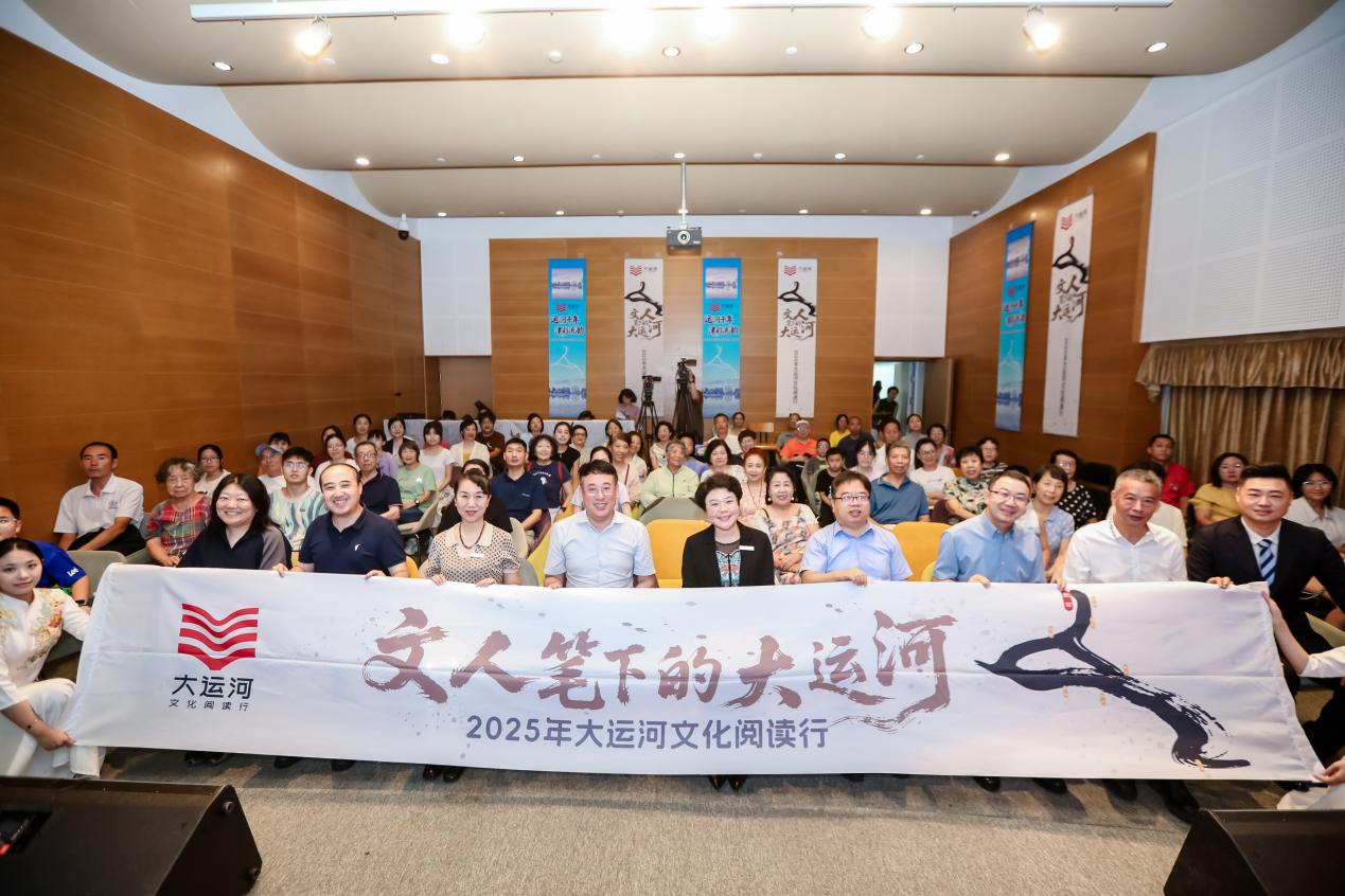 会议室里的人们

AI 生成的内容可能不正确。