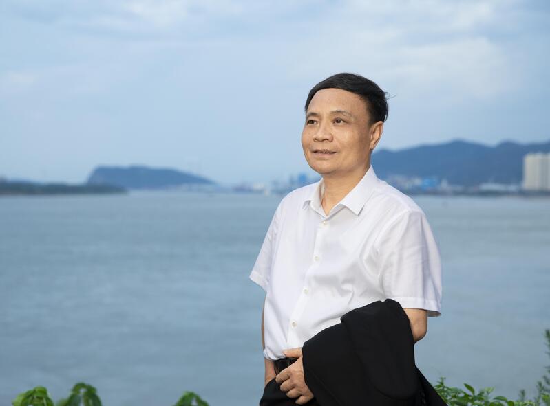 黄石作家罗日新