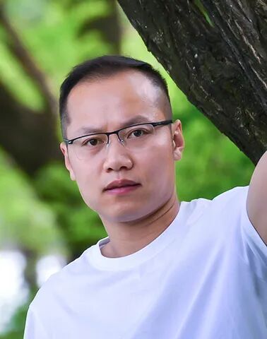 范墩子 西安市文学艺术创作研究室专业作家。在《人民文学》《江南》《青年作家》《滇池》等期刊发表近百万字,已出版《抒情时代》《虎面》《我从未见过麻雀》《去贝加尔》《小说便条》等作品。曾获陕西青年文学奖、《滇池》文学奖最佳小说奖、长安散文奖等。