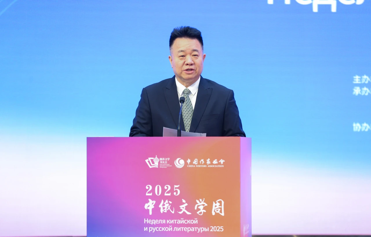 邱华栋主持启动仪式