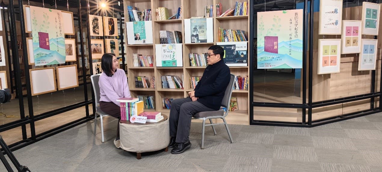 程文胜（右）谈《灯盏》