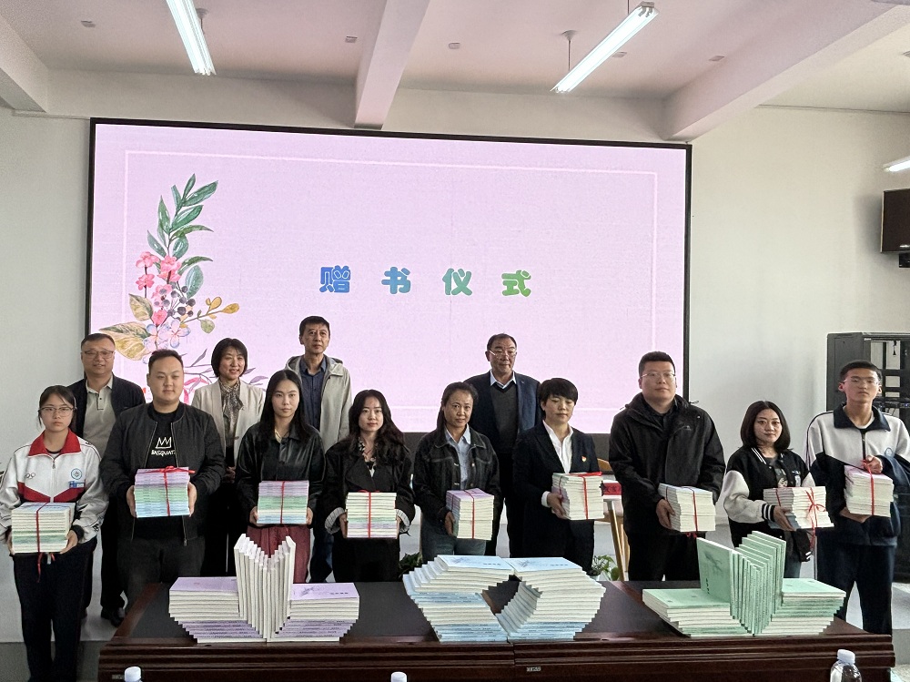 2025年4月21日，《绿野芬芳》新书分享会走进金山实验校园 (1)