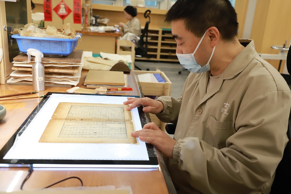 工作人员正在修复古籍  四川省人大供图