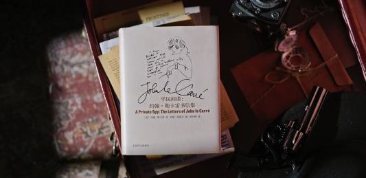 勒卡雷书信集出版：间谍小说家的“另类传记”