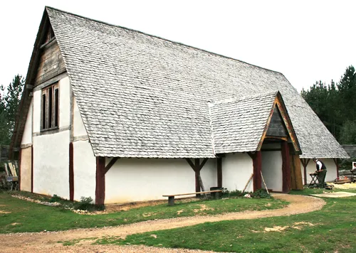 肯特郡复制的公元11世纪盎格鲁-撒克逊城堡大厅，图片来源：Bing  四、危机的解决与结局改写