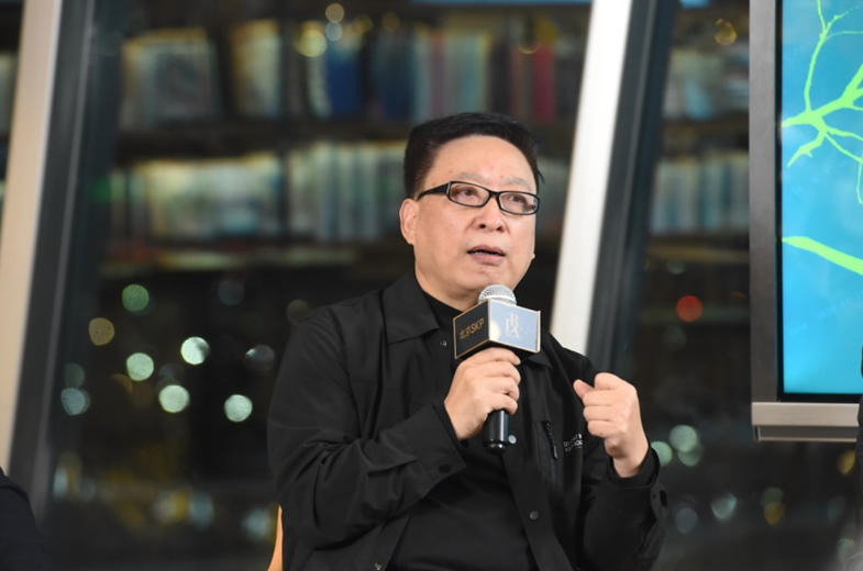 《与谁同坐》作者汗曼