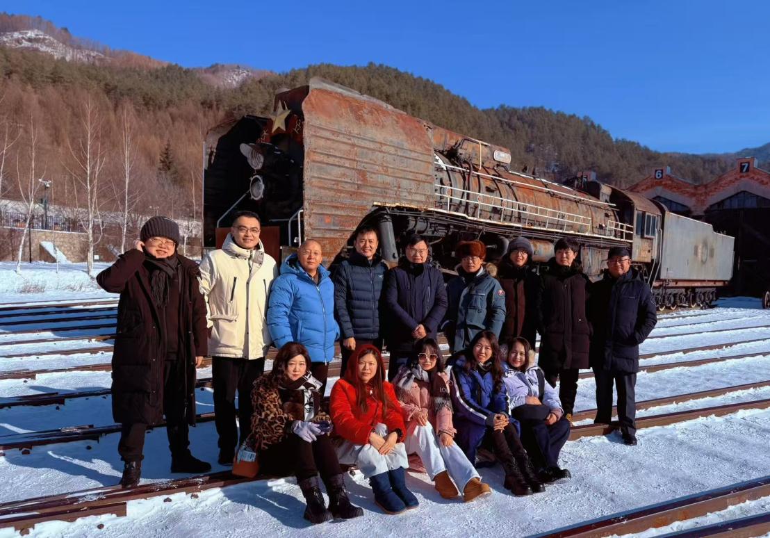 全国网络文学名家创作采风团在横道河子镇中东铁路机车库